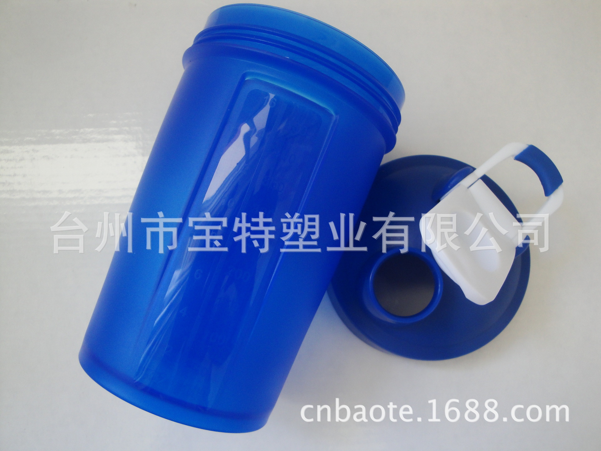 多层弧度双小盖摇摇杯