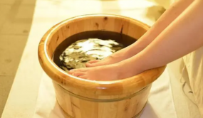 坚持每晚泡脚，到底“养生”还是“减寿”呢？听听医生的解释