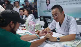“烟火气”遇上“草药香”：中医药夜市掀起健康养生热